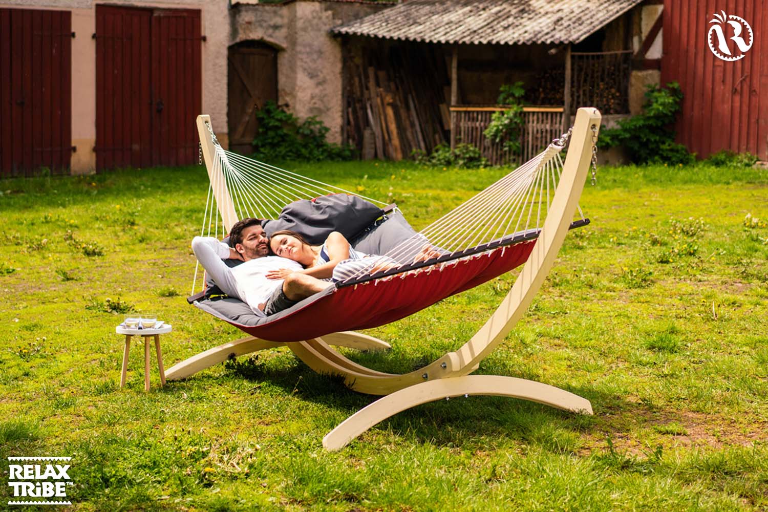 fat-hammock-red-double-xxl-weatherproof-padded-hammock-with-bars-pillow-red-dark-grey-garden-wood-stand-couple