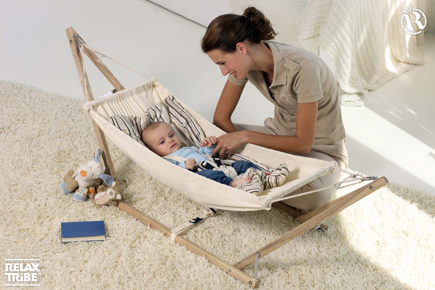 koala-set-portable-baby-stand-hammock-bed-wood-pure-cotton-white-and-sunny-cacao-inlay